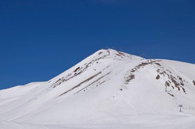 Gürcistan Gudauri 'de teleferik ulaşımıyla Kafkasya dağı ve vadisi karla kaplıydı.