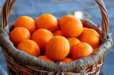 Meyve sepetinde taze portakal meyveleri.