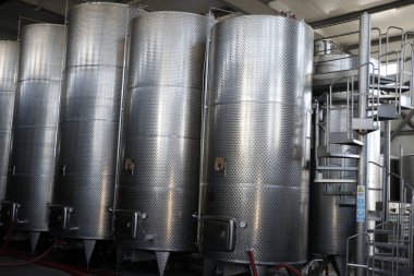 Kakheti şarap evinde içki imalathanesi yapan Gürcü konyağı veya brendi.