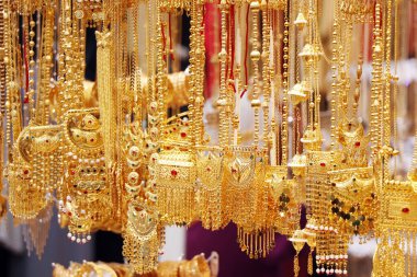 Altın ve elmas mücevherler Dubai 'de sergileniyor.