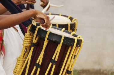 Kochi Kerala 'da Hintli Erkekler Geleneksel Perküsyon Aracı Oynuyor