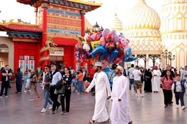 Dubai, Birleşik Arap Emirlikleri - 5 Şubat 2023 Dubai küresel köy turistik merkezi