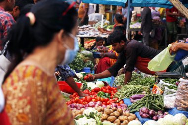 Kerala, Hindistan - 12 Mart 2023 Ernakulam, Kochi 'deki sokak sebze tezgahı