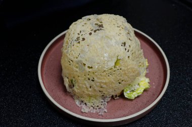 Kavrulmuş yumurta ve parmesan peynirli geleneksel tavuk salatası.