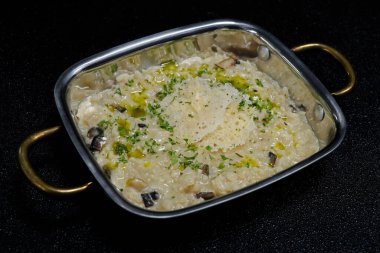 Risotto mantarı, servis tabağında otantik İtalyan yemeği.