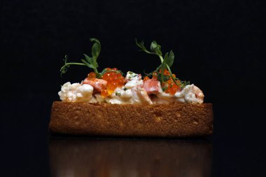 Istakozlu sandviç, siyah arka planda.