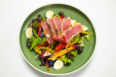 Patatesli, zeytinli, fasulyeli, yumurtalı ve marullu geleneksel ton balığı salatası.
