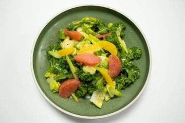 Turuncu greyfurtlu sağlıklı lahana kuşkonmaz ve beyaz arka planlı edamame fasulyesi salatası