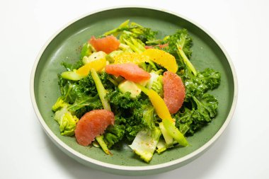 Turuncu greyfurtlu ve edamame fasulyeli beyaz arkaplanlı sağlıklı karalahana kuşkonmaz.