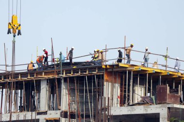 Dubai, Birleşik Arap Emirlikleri - 12 Ekim 2024 Körfez ülkelerinde yaz mevsiminde inşaat alanında çalışan erkekler
