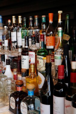 Dubai, Birleşik Arap Emirlikleri - 20 Ekim 2024 Bir bar tezgahında viski konyaklı votka ve rom şarabı vb.
