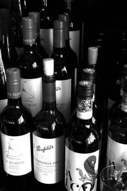 Dubai, Birleşik Arap Emirlikleri - 20 Ekim 2024 Bir bar tezgahında viski konyaklı votka ve rom şarabı vb.