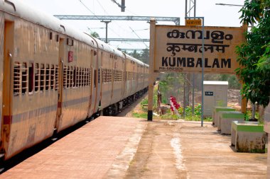 Kochi, Kerala Hindistan - 2 Haziran 2025 Kumbalam tren istasyonu platformu