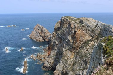 Kayalıkları ve denizi olan sahil Asturias Asturies Cabo de Peas