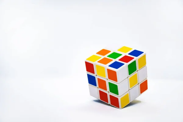 Leksak Rubik Kub Vit Bakgrund — Stockfoto
