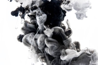 Duman ve suda dönen siyah mürekkep. Sudaki mürekkep. Suyun içinde kıvranıyor. soyut siyah arkaplan.