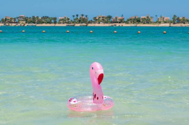 Plajda şişme flamingo