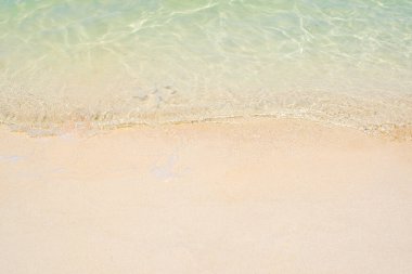 Sahildeki kumları temizle, yazlık alanı kopyala, yaz titreşimleri tatil mavi dalgası