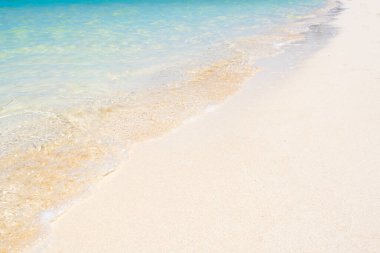 Güzel kumsal kumsalı, sakin su dalgası, dinlendirici sabah