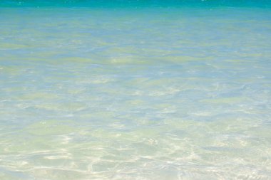 Mavi deniz suyu arka planda dalgalanır