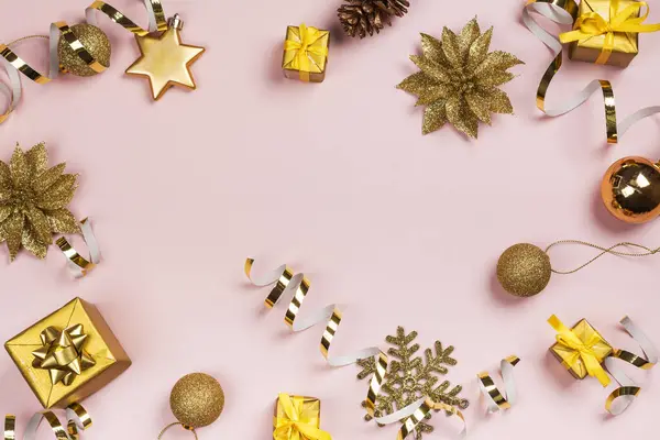 Weihnachten Rosa Hintergrund Mit Goldenen Geschenkboxen Dekorationen Und Glänzenden Sternen — Stockfoto