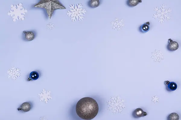 Vánoční Pozadí Bílými Sněhové Vločky Sváteční Stříbrné Dekorace Modré Rozumím — Stock fotografie