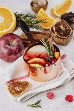 Meyve ve baharatlı sıcak şarap. Sonbahar ya da kış ılık içeceği