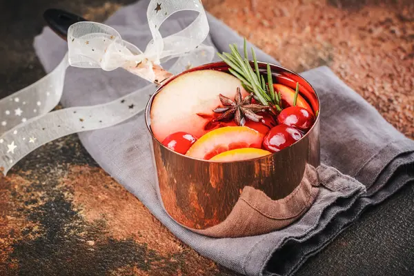 混合水果和香料的热葡萄酒 秋冬暖饮 — 图库照片