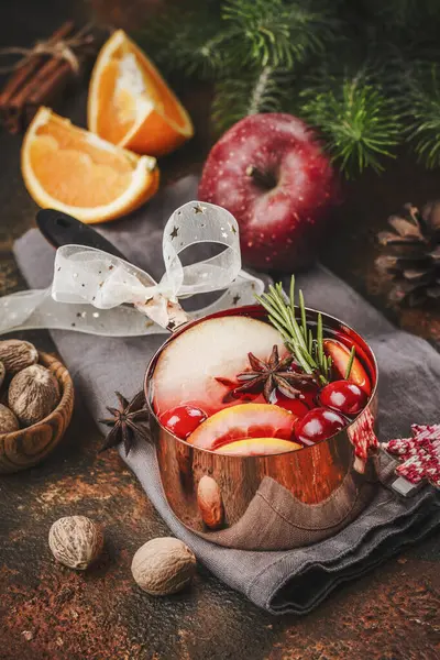 フルーツとスパイスでホットマルチワイン 秋か冬の暖かい飲み物 — ストック写真