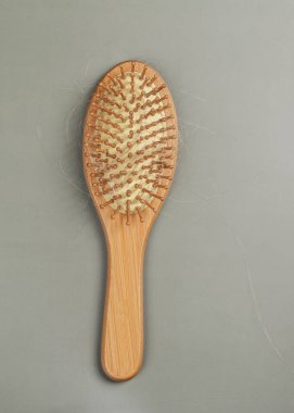 Saç dökülme problemi. Saç fırçasını taradıktan sonra bir sürü saç dökülür.