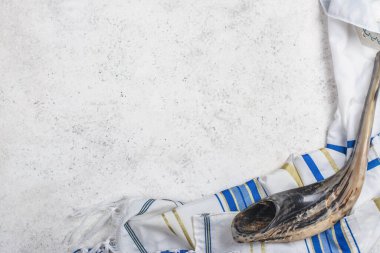 Shofar kornası ve tallit, kopyalama alanı. Rosh Hashanah. Yom Kippur arkaplanı