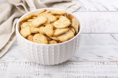 Klavyenin üzerinde krakerler, 28 Ağustos. Kuru tuzlu kraker beyaz kasede ahşap masada.