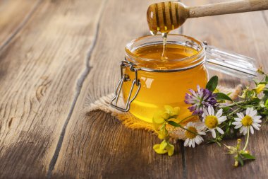 Cam kavanoz, çiçek suyu, bal, çiçek ve bal kaplama. Boşluğu kopyala
