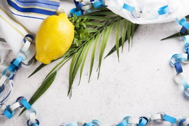 Yahudi bayramı Sukkot. Geleneksel semboller, limon, mersin, söğüt dalı ve palmiye dalı. Şenlikli Sukkot arkaplanı