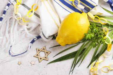 Yahudi bayramı Sukkot. Geleneksel semboller, limon, mersin, söğüt dalı ve palmiye dalı. Şenlikli Sukkot arkaplanı
