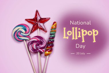 Lezzetli renkli lolipopların karışımı. Renkli şeker arka planı. Ulusal Lolipop Günü, 20 Temmuz geçmişi. Üst görünüm