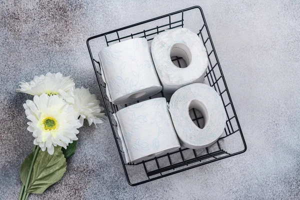 Корзина Рулонами Туалетной Бумаги Белым Цветком Каменном Фоне Международный День — стоковое фото