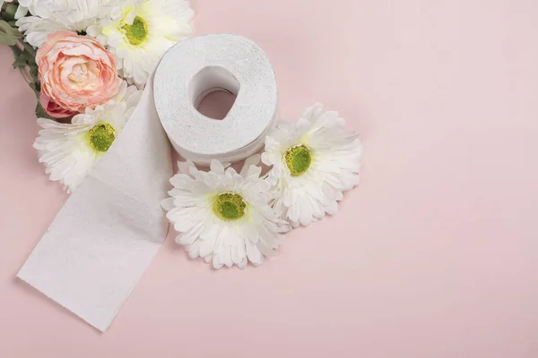 Rolka Papieru Toaletowego Kwiaty Różowym Tle Międzynarodowy Dzień Papieru Toaletowego — Zdjęcie stockowe