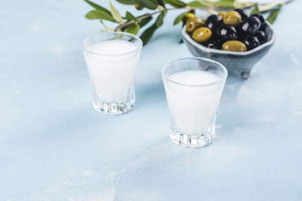 Vodka Traditionnelle Grecque Ouzo Olives Marinées Sur Fond Ardoise Bleue — Photo