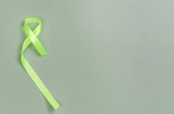 世界精神保健デー10月10日 緑のリボン 精神衛生のシンボル コピースペース ストック写真