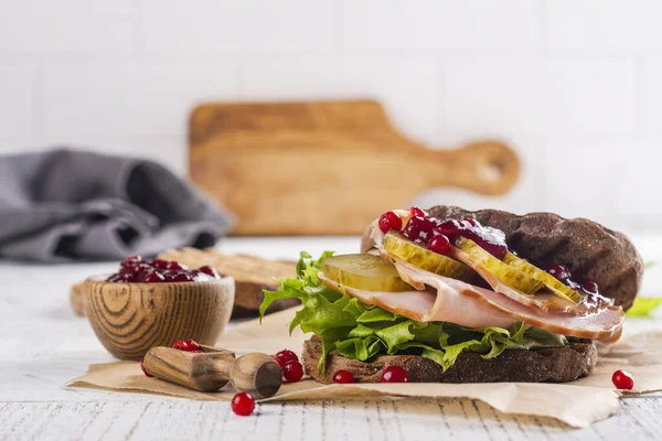 Домашний Сэндвич День Благодарения Индейкой Клюквенным Соусом Овощами Белый Деревянный Стоковое Изображение