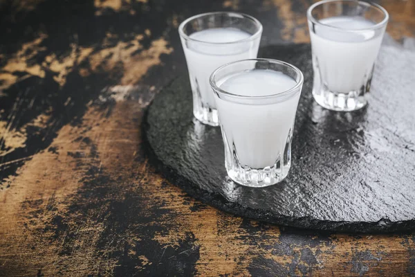 Hagyományos Görög Vodka Ouzo Pácolt Olajbogyó Rusztikus Asztalon Stock Kép