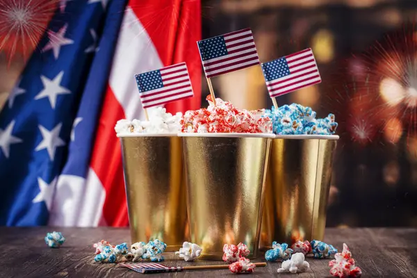 白のポップコーンが付いている黄金のペーパー カップ 7月4日のアメリカの色 アメリカ独立記念日のスナックフード ストック写真