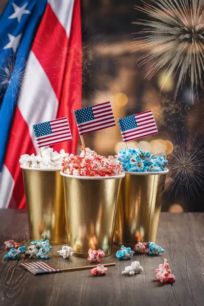 白のポップコーンが付いている黄金のペーパー カップ 7月4日のアメリカの色 アメリカ独立記念日のスナックフード ストック写真