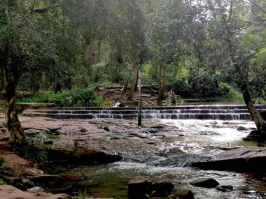 Khao Ito Şelalesi, Tambon Ban Phra 'daki bu çok yüksek olmayan şelale farklı seviyelerdeki kayaların içinden geçen popüler bir turistik ilgi odağı. Etrafı kerestelerle dolu. ...