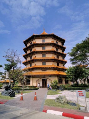 Fo Guang Shan Thaihua Tapınağı, Tayvan 'da Tayvan-Çin mimarisi ile yapılmış bir tapınak dalıdır, Avalokitesvara' nın merkezi eşinden, bir meditasyon odasından, bir yemekhaneden oluşur.