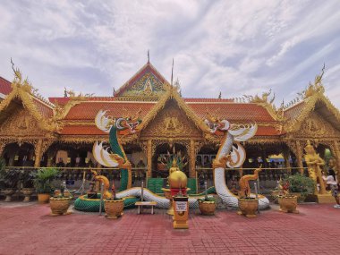 Wat nong ao, Orta Pattaya 'da küçük bir yerel tapınaktır. Onu Pattaya 'daki diğer tapınaklardan ayıran şey parlak dış görünüşüdür. Bu tapınaktaki her şey yaldızlı ve parlak. Milyarderlerin özel altın tapınağı gibi.