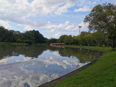 Chatuchak Parkı, Chatuchak Haftasonu Pazarı 'nın yanında yer alan büyük bir parktır. BTS Mo Chit' in platformunda genellikle yakınlardaki sakinlerin dinlenme ve dinlenme yeridir. Chatuchak 'a bir ziyaret
