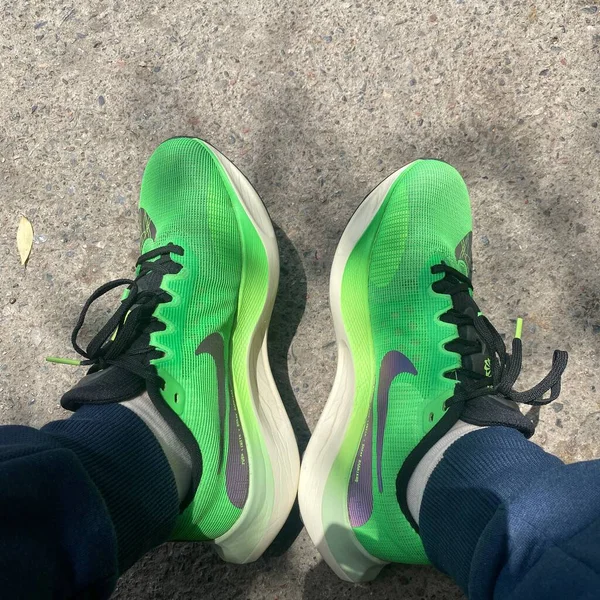 Рукавные Стильные Кроссовки Nike Являются Идеальным Дополнением Любой Коллекции Обуви — стоковое фото
