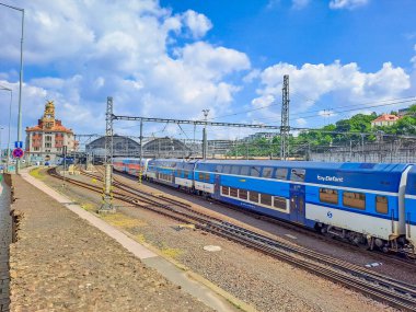 Prag - Çek Cumhuriyeti - 24 Haziran 2023: Prag ana tren istasyonu Chech: Praha hlavni nadrazi. Yüksek kalite fotoğraf